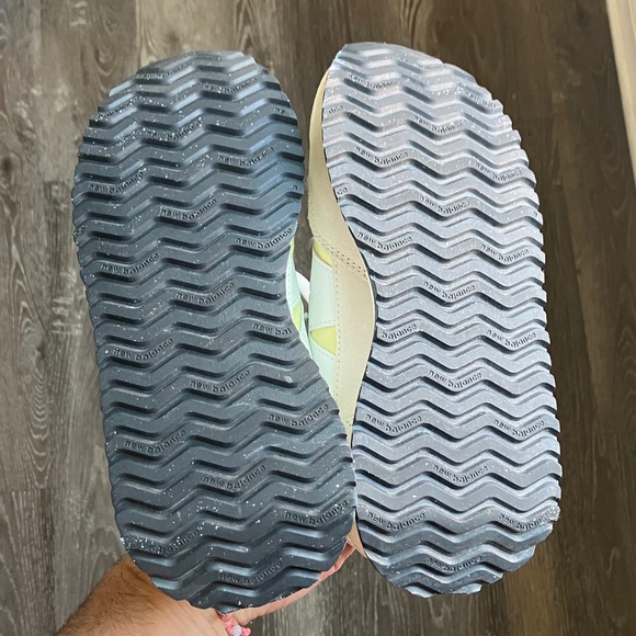 New Balance - Picture 8 of 17